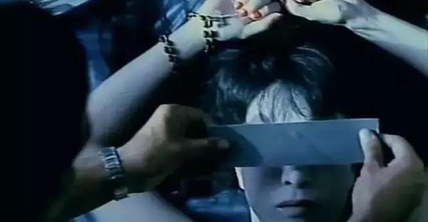 第一个受害者陈凤兰左手臂近肩处有纹身图案,图案呈现一把蓝色小刀
