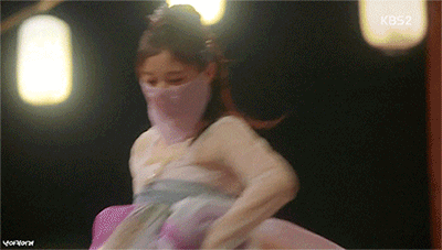 令观众惊艳的是,金裕贞在这段没有任何台词,蒙着脸,单纯以眼神和舞蹈