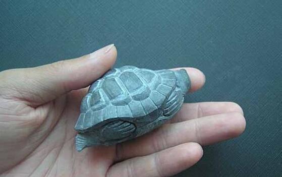 玉雕:一块玛瑙原石雕刻乌龟的全过程!