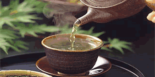 干净 无论是凉白开还是温水 对身体都是同样有益的 白开水也是我们 最