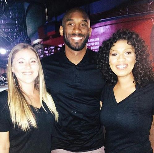 估计这个女歌手也是很崇拜科比才会在社交网络