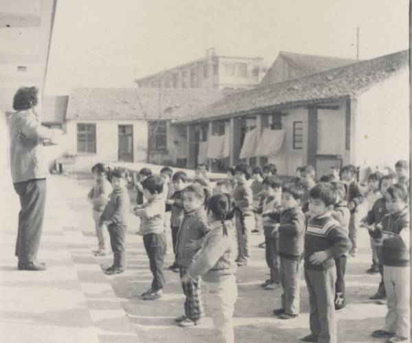 七十年代学生在学校学农地里翻地 教室往东有一块空地,校工种些蔬菜.