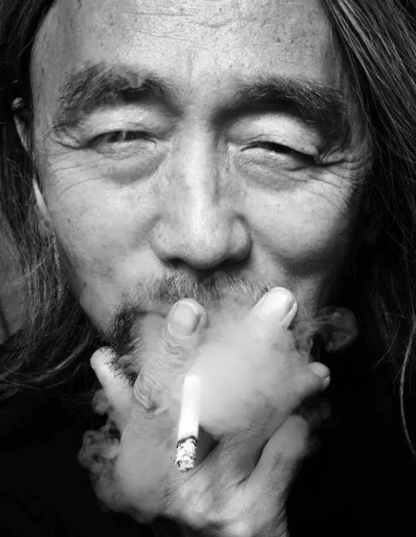 基于这种老男人的火机观,imco虽然比zippo可靠,但油类打火机总归还是