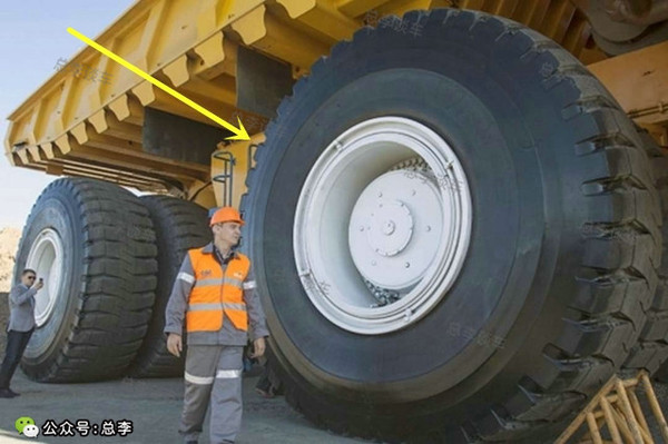 一个轮胎5吨,百公里油耗1300升,全球最大自卸车