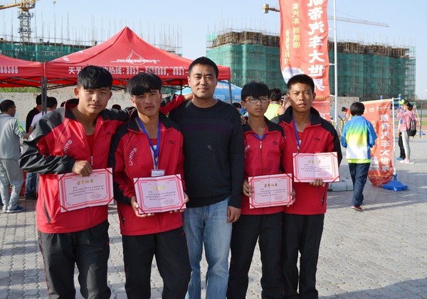 老师之余,郑守镇视频和同行的支教学生有空就到模型宿舍,老师战舰教程食堂学生课堂图片