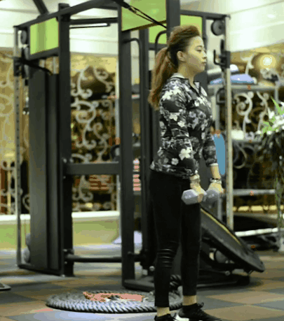 哑铃单腿硬拉 训练部位:腿臀腹核心 动作要领:单腿