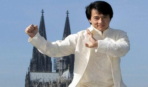 2012年他被美国《纽约时报》 成龙出道从影45年,早年的作品部部经典.