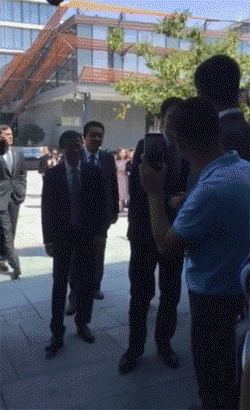 他还特地来到杭州阿里巴巴西溪园区,与马云洽谈卖特产事宜.