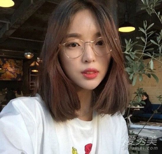 学生头也是中发发型的代表,直发 碎刘海清纯减龄,简单低调不失文艺