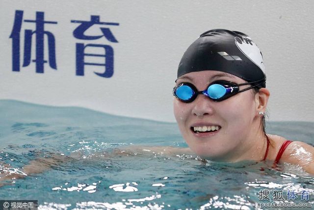 傅园慧亮相全国游泳锦标赛 卡通泳衣惹眼-热文频道