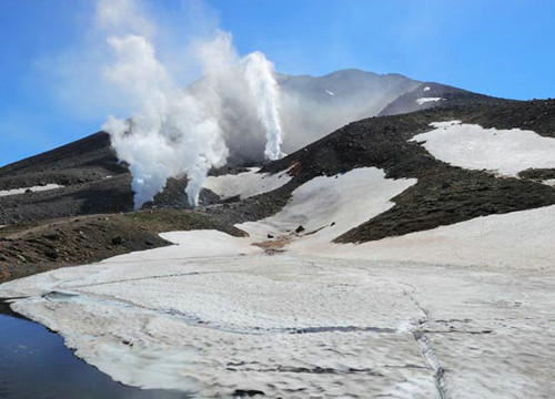 5,日本北海道十胜岳 在火山上滑雪