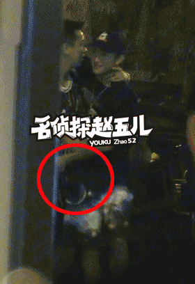 抓下体?张一山当街撒尿与男性友人接吻摸裆 李维嘉