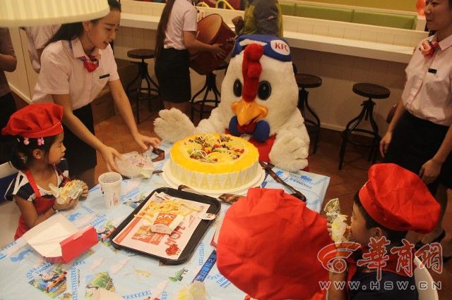 30名来自咸阳市三原县嵯峨乡洪水小学的留守儿童,在百胜餐饮集团西安