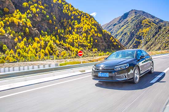 在海拔5000米白云间 与东风雪铁龙C6同行