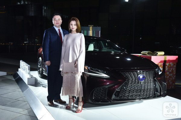 LEXUS雷克萨斯中国市场推广部部长陈忱、演员张慧雯与全新LS合影