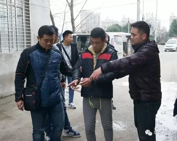 犯罪嫌疑人指认作案现场  经审讯,犯罪嫌疑人杨某某供述1月4日晚尾随