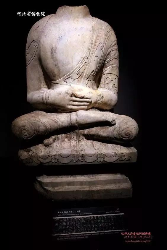 右手抚颐,右腿上抬,半跏趺坐于筌蹄上.