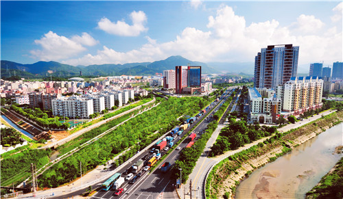 坪山区gdp_贫困山区的孩子图片(3)