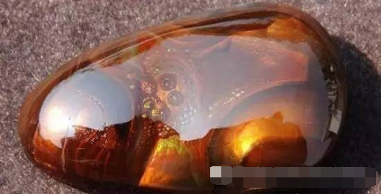 品质评价 火玛瑙表面的虹彩是因为内部的包体及结构所造成的.