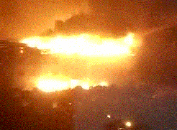 昨晚南浔一木材厂发生大火,现场火光冲天!