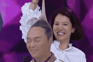 不过张智霖居然自己主动把丝袜往上用力拉,你颜值高,你任性,可以了吧
