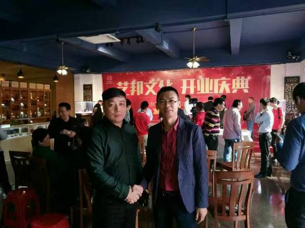 中国长剑将军书画院院长华一江先生,秘书长招启华先生,人民日