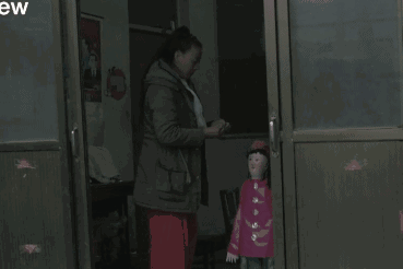 这是一部伪纪录恐怖片,讲述两个大学生 刘梦和 丁鑫,拿着dv摄像机来到