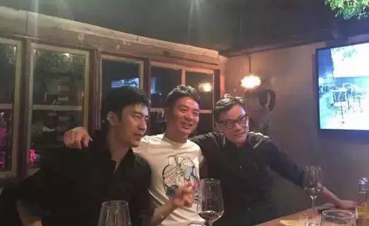 马化腾烟瘾重,刘强东果冻盒做酒杯,雷军抽烟着火