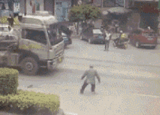 论碰瓷我就服这位大爷! 小编:张玉铭