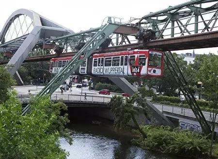 德国伍珀塔尔市的悬浮单轨列车.