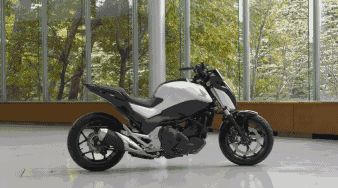 摩托车也能自动飙车了,老司机腾出双手能干点嘛?