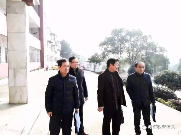 市教育局副局长卢建华在赤壁镇小学考核该校重点工作