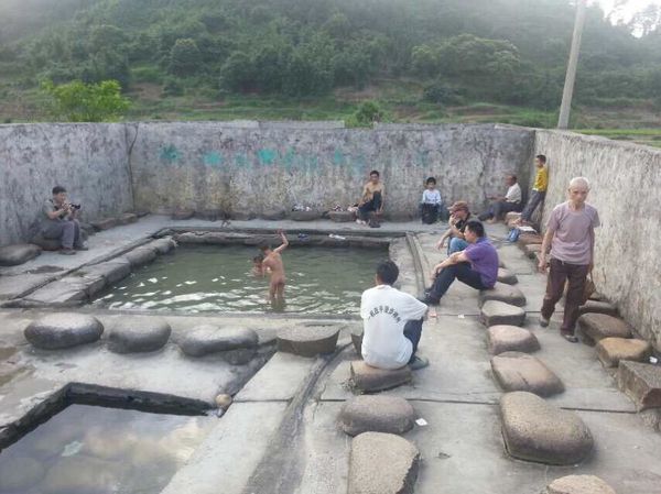 这是贺州南乡至今还保存完好的水楼田间温泉古浴场