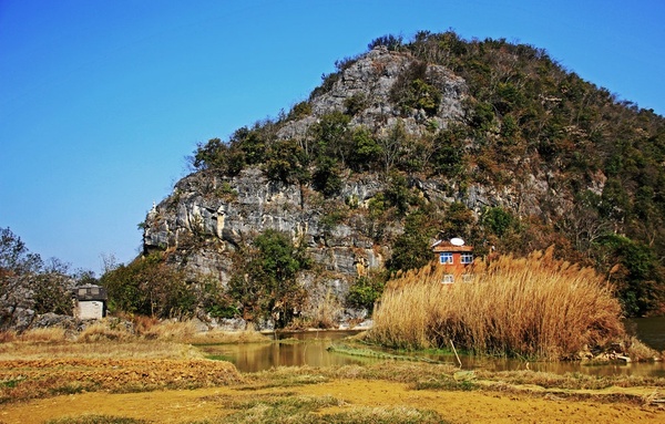 拐过一处陡峭的山嘴,山路却被栏杆阻断,陡峭的山崖