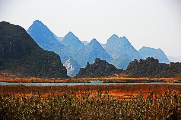 青龙山下波光山影,天鹅湖上骏鸟翩飞—早春云贵游