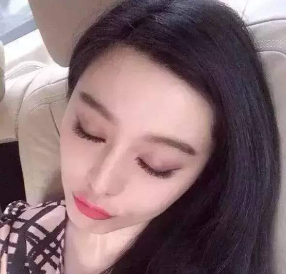 小七婆还听过"睫毛杀"呢 范爷闭眼自拍 确定不是是秀睫毛美而长的