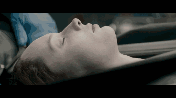 首先查看女尸身份, 但完全找不到指纹记录,没人知道她是谁.