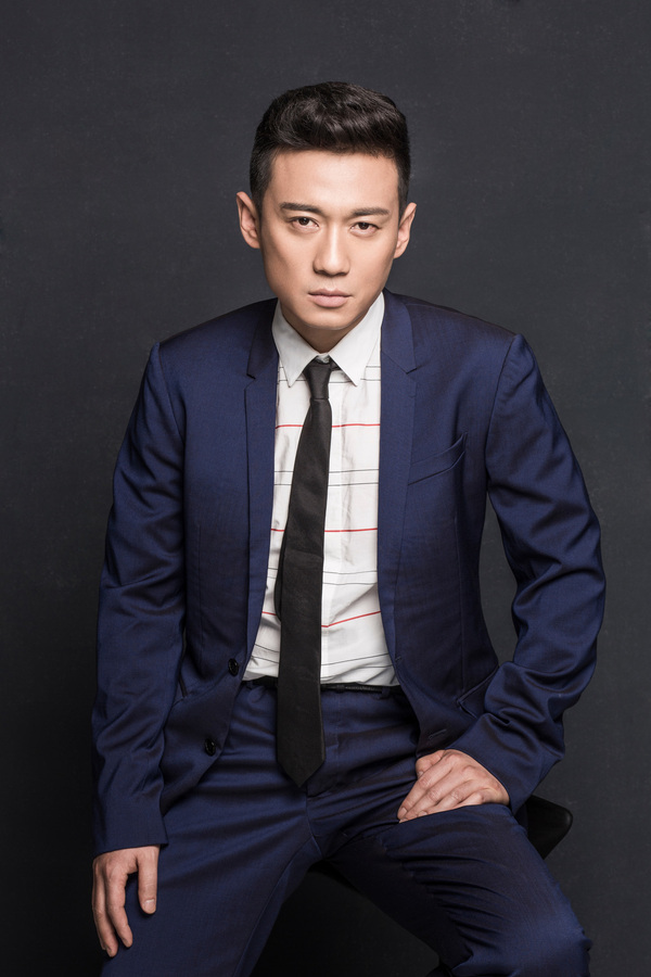 "枪王"徐洪浩写真曝光 化身儒雅魅力型男-新闻频道-手机搜狐