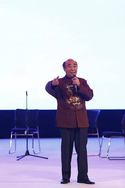焦宝如老师还幽默地用山东话朗诵了一遍诗人卞之琳的作品《断章.