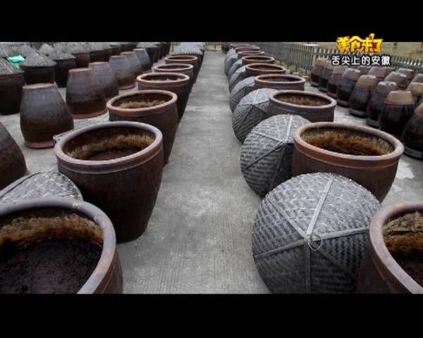将新鲜黄豆蒸熟加入面粉发酵后在加水蒸馏最后晒制,自然发酵成酱