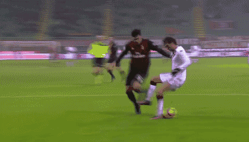 第35分钟,苏索右路传中被莫雷蒂解围出来,库茨卡禁区外围凌空抽射稍稍