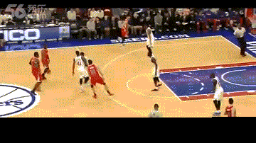 他的连续变向运球过人经常会让面前的防守失去重心.