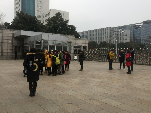 补分苏州希捷工厂员工对公司的做法不满,聚集在市政府门口。