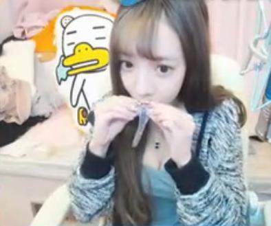 lol最强女主播,游戏输了,被罚在直播的时候吹套套