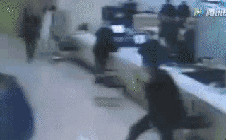 翻桌跳梯救摔倒老人,感觉