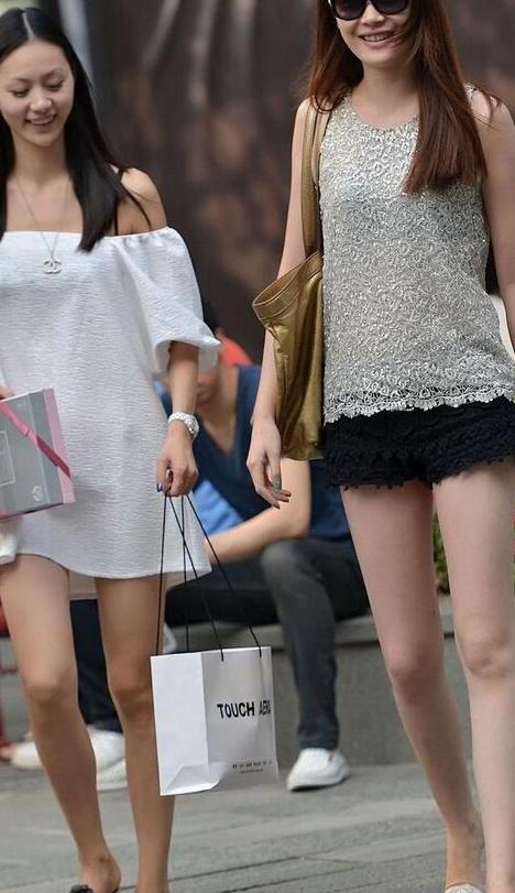 街拍:身材高挑性感魅力无限的广场美女