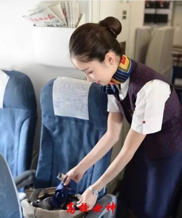 90后最美空姐横空出世,笑容甜美制服诱惑!