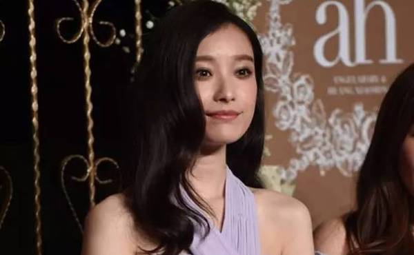 倪妮在ins上发了一张美美的照片,别人都忙着点赞,只有彭于晏在楼下