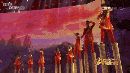 唠着嗑等待零点钟声敲响,只为一睹那惊艳了一年燃不尽的烟花!