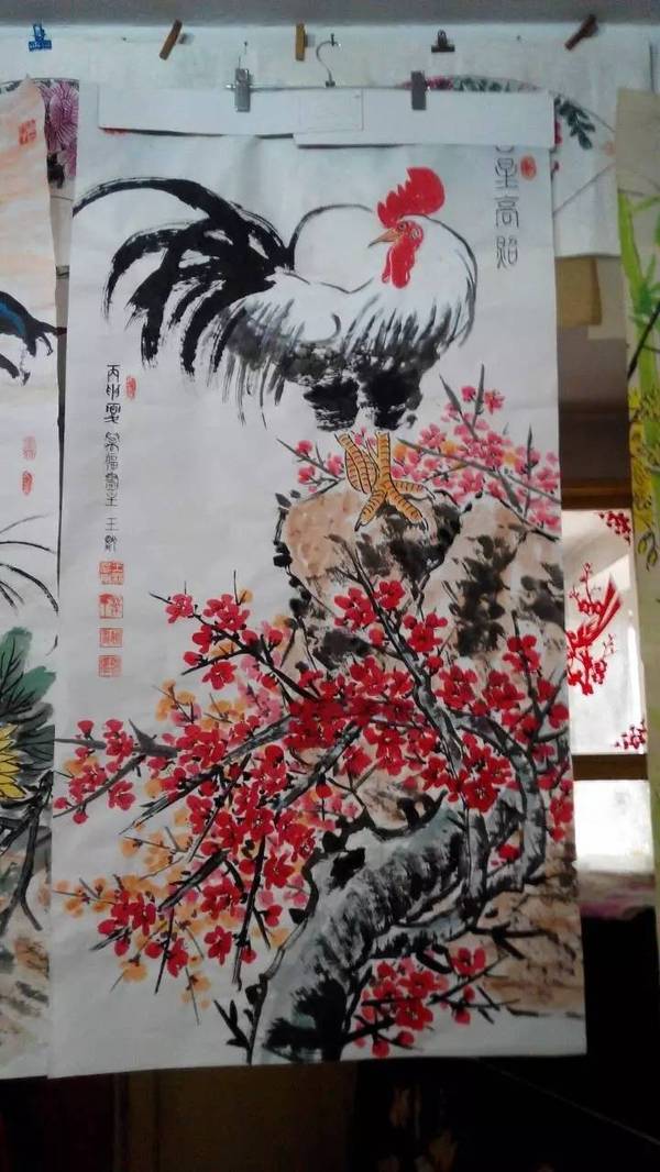 王默是辛集市旧城镇人,毕业于北京齐白石艺术学院,是中国国际书画艺术